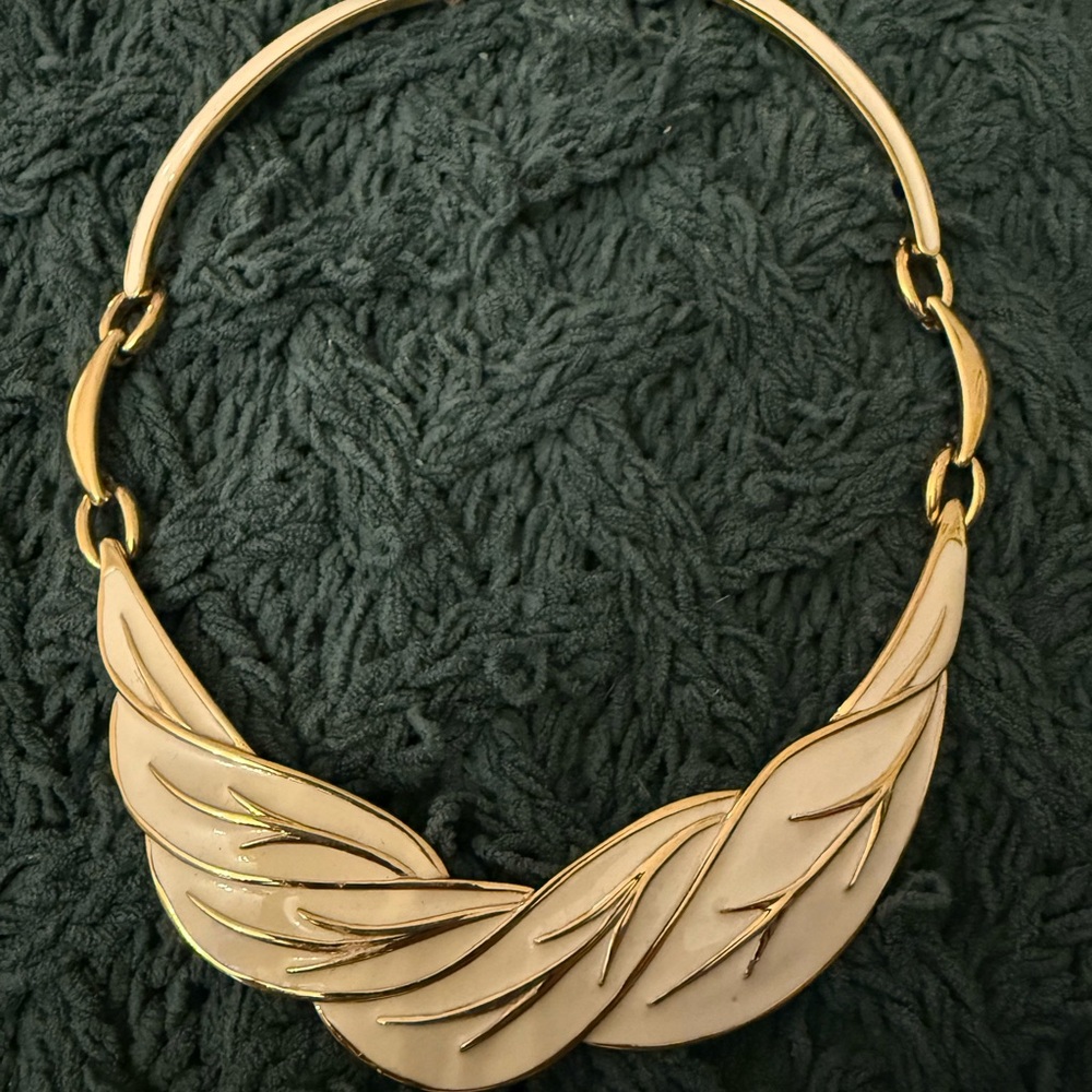 Vintage Monet Gold-Tone Cream Enamel Leaf Choker Collar Necklace - Picture 1 of 2